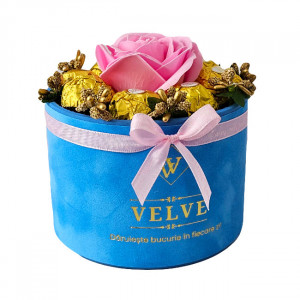 Aranjament floral Chocolate Rose cu un trandafir de sapun, stamine aurii si 8 praline Ferrero Rocher, in cutie bleu cu catifea, Roz - Img 7