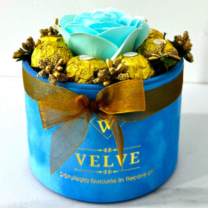 Aranjament floral Chocolate Rose cu un trandafir de sapun, stamine aurii si opt praline Ferrero Rocher, in cutie albastra cu catifea, Albastru glaciar 2