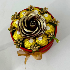 Aranjament floral Chocolate Rose cu un trandafir de sapun, stamine aurii si opt praline Ferrero Rocher, in cutie rosie cu catifea, Auriu 1