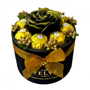 Aranjament floral Chocolate Rose cu un trandafir de sapun, stamine aurii si 8 praline Ferrero Rocher, in cutie neagra cu catifea, Negru/Auriu - Img 6