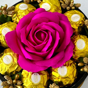Aranjament floral Chocolate Rose cu un trandafir de sapun, stamine aurii si opt praline Ferrero Rocher, in cutie neagra cu catifea, Fucsia 3