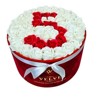 Aranjament floral cifra cu 55 trandafiri de sapun in cutie rotunda catifea rosie, cifra 5