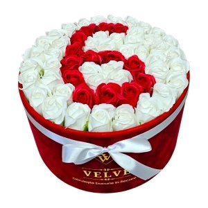Aranjament floral cifra cu 55 trandafiri de sapun in cutie rotunda catifea rosie, cifra 6