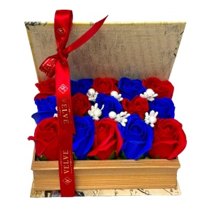 Aranjament floral cu 15 trandafiri de sapun in cutie tip carte, Rosu-Albastru