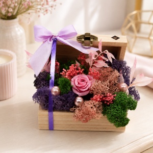 Aranjament floral cu trandafir criogenat roz, licheni conservati, perle si broom, in cutie din lemn tip cufar
