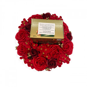 Aranjament floral cu trandafiri de sapun, hortensii si praline de ciocolata, Amelia
