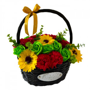 Aranjament floral cu trandafiri de sapun si alte accesorii in cosulet impletit, galben-rosu- verde