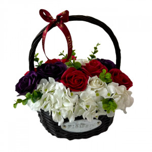 Aranjament floral cu trandafiri de sapun si alte accesorii in cosulet impletit, rosu- alb-mov - Img 1
