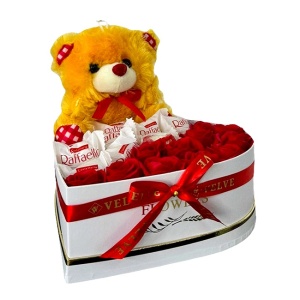 Cutie aniversara in forma de inima, cu trandafiri rosii din sapun, Praline Raffaello 90gr si ursulet orange