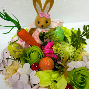 Aranjament floral Easter, decoratiune iepure, 3 oua decorative, trandafiri,  garoafe si hortensii din sapun, plante verzi artificiale, in cutie rotunda 