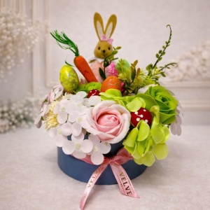 Aranjament floral Easter Bunny cu oua decorative si trandafiri de sapun in cutie rotunda, 21 cm