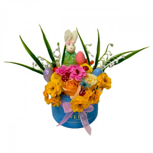 Aranjament floral Easter, decoratiune iepure, 3 oua decorative, trandafiri, maci, garoafe si flori cires din sapun, lacramioare artificiale, in cutie catifea rotunda albastra