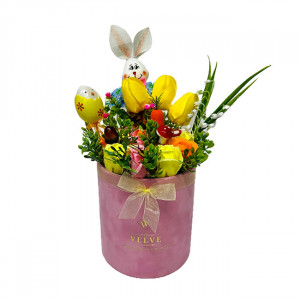 Aranjament floral Easter, decoratiune iepure, 1 ou decorativ, lacramioare si plante verzi artificiale, trandafiri, lalele de sapun, in cutie rotunda catifea roz