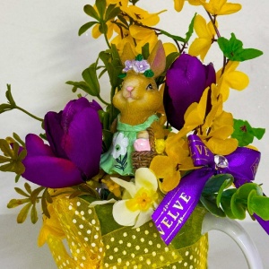 Aranjament floral Easter, cu iepuras decorativ si flori artizanale, in cana de ceramica, verde-mov