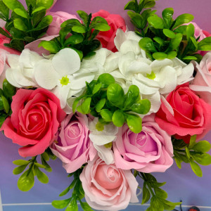 Aranjament floral Envelo, trandafiri si hortensii sapun, in cutie forma plic albastru