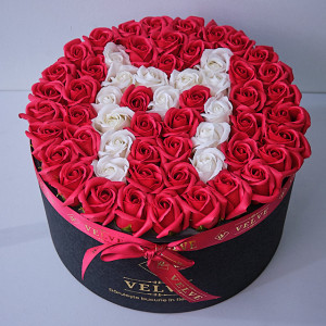 Aranjament Floral Etern personalizat cu litera M, in cutie rotunda neagra cu 55 trandafiri din sapun
