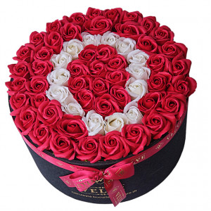 Aranjament Floral Etern personalizat cu litera O, in cutie rotunda neagra cu 55 trandafiri de sapun