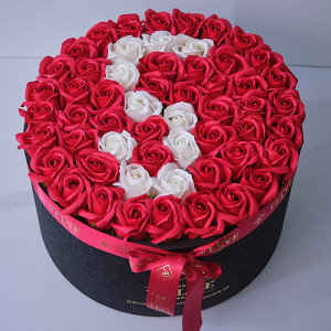 Aranjament Floral Etern personalizat cu litera S, in cutie rotunda neagra cu 55 trandafiri din sapun