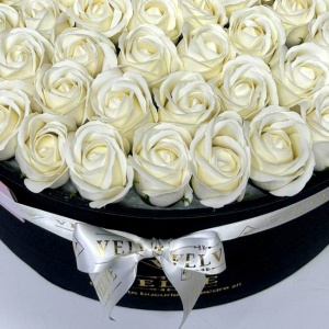 Aranjament floral 101 trandafiri de sapun, in cutie cadou cu felicitare personalizata, Alb, diametru 42cm detaliu