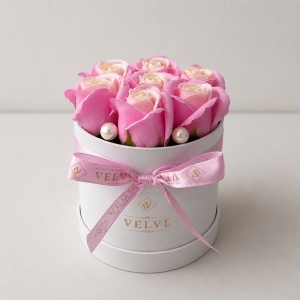Aranjament floral Glamour Double Color cu 7 trandafiri de sapun bicolor, in cutie rotunda, 16x11 cm, Roz-Alb - Img 4