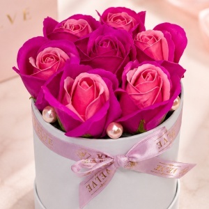 Aranjament floral Glamour Double Color cu 7 trandafiri de sapun bicolor, in cutie rotunda, 16x11 cm, Fucsia-Roz - Img 4
