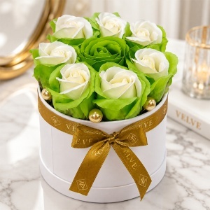 Aranjament floral Glamour Double Color cu 7 trandafiri de sapun bicolor, in cutie rotunda, 16x11 cm, Verde-Alb - Img 4