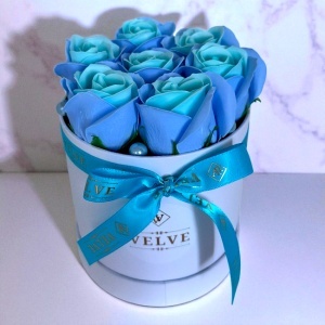 Aranjament floral Glamour Double Color, cutie rotunda cu 7 trandafiri sapun in doua culori, Blue - Img 3