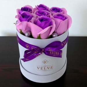 Aranjament floral Glamour Double Color, cutie rotunda cu 7 trandafiri sapun in doua culori, Lila-Mov - Img 3