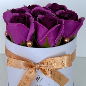 Aranjament floral Glamour Double Color, cutie rotunda cu 7 trandafiri sapun in doua culori, Mov deschis-mov inchis - Img 2