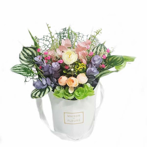 Aranjament floral in cutie alba cu trandafiri si margaritari