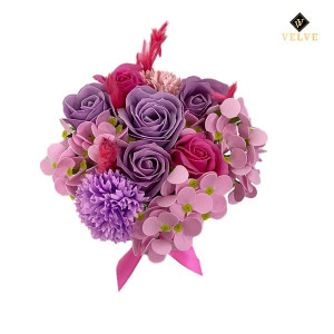 Aranjament floral in cutie alba rotunda cu trandafiri din sapun si alte accesorii, mov- roz- lila