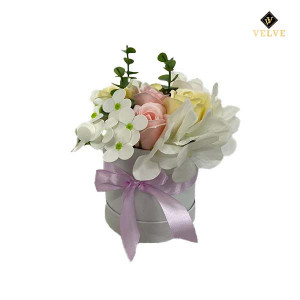 Aranjament floral in cutie alba rotunda cu trandafiri din sapun si alte accesorii, alb - roz - galben pal