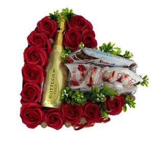Aranjament floral in cutie in forma de inima, cu trandafiri din sapun, Praline Raffaello, Kinder Bueno si Flori uscate parfumate