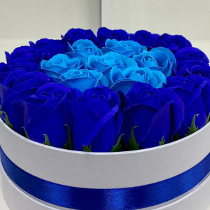 Aranjament floral in doua culori, cutie rotunda cu 21 trandafiri sapun, blue - albastru