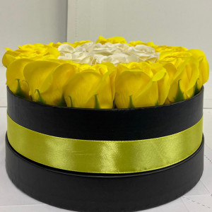 Aranjament floral in doua culori, cutie rotunda cu 23 trandafiri sapun, crem- galben