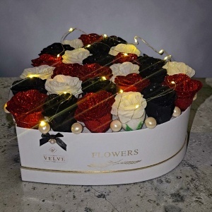 Aranjament floral in forma de inima cu 27 trandafiri decorativi cu efect glitter, cu LED, in cutie premium - Img 3