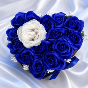 Aranjament floral in forma de inima Velvet Heart cu 15 trandafiri de sapun si accent cu sclipici, Albastru - Alb - Img 3
