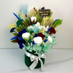 Aranjament floral Infinity, in cutie rotunda de catifea cu flori naturale criogenate, plante uscate conservate si pancarta cu textul "Bine ai venit pe lume!", 43 cm - Img 2