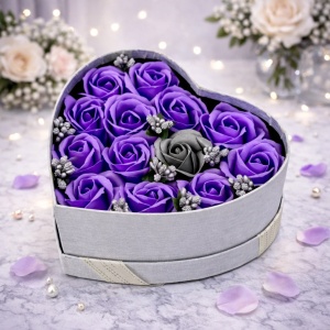 Aranjament floral Intimissimo, 13 trandafiri de sapun, stamine artizanale, cutie aspect inima, Argintiu-Mov