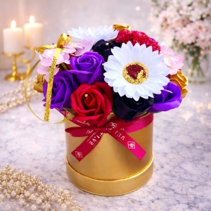 Aranjament floral Lady cu trandafiri si flori de sapun, in cutie rotunda, Auriu