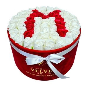 Aranjament floral litera cu 55 trandafiri de sapun in cutie rotunda catifea rosie, litera M
