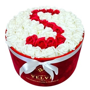 Aranjament floral litera cu 55 trandafiri de sapun in cutie rotunda catifea rosie, litera S
