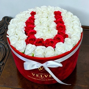 Aranjament floral litera cu 55 trandafiri de sapun in cutie rotunda catifea rosie, litera U - Img 3