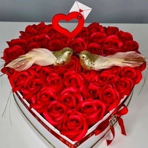 Aranjament floral Love Birds cu 45 trandafiri de sapun si pasari decorative, in cutie inima - Img 4