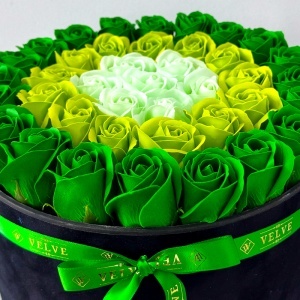 Aranjament Floral Majestic, cu trandafiri din sapun in 3 nuante de verde, in cutie neagra de catifea - Img 2
