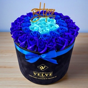 Aranjament Floral Majestic, cu trandafiri din sapun in 3 nuante de albastru, in cutie neagra de catifea, cu mesaj "Happy Birthday" - Img 3