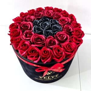Aranjament Floral Majestic, cu trandafiri din sapun rosii, bordo si negri, in cutie neagra de catifea - Img 3