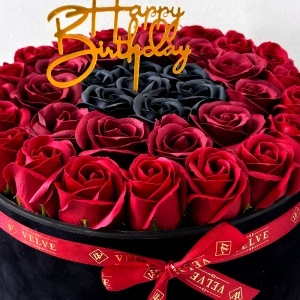Aranjament Floral Majestic, cu trandafiri din sapun rosii, bordo si negri, in cutie neagra de catifea, cu mesaj "Happy Birthday" - Img 2