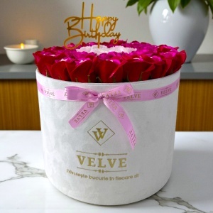 Aranjament Floral Majestic Double Color, cu trandafiri din sapun, in cutie alba de catifea, cu mesaj "Happy Birthday", Rosu-Roz