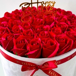 Aranjament Floral Majestic Red, cu trandafiri din sapun, in cutie alba de catifea, cu mesaj "Happy Birthday" - Img 2